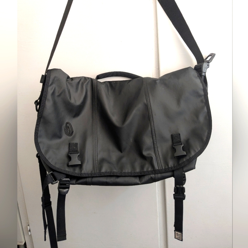 Timbuk2 black coated waterproof commuter messenger bag fits 17 inch laptop